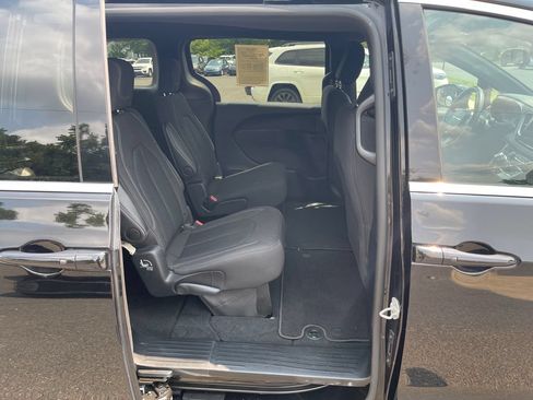 Used 2024 Chrysler Pacifica Touring FWD image 22