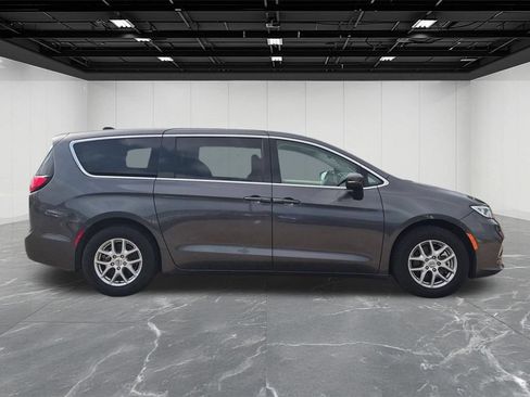 Used 2023 Chrysler Pacifica Touring-L FWD image 6
