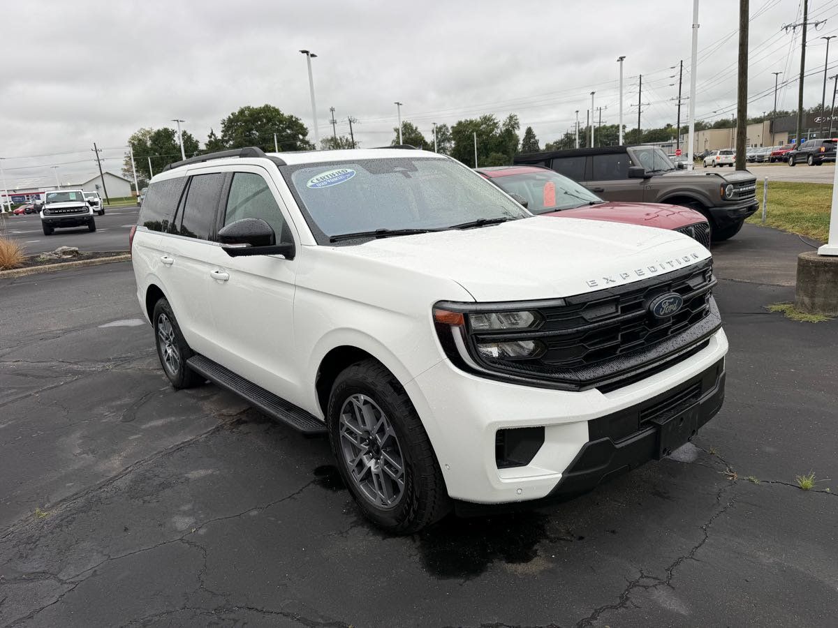Used 2025 Ford Expedition Active AWD/4WD image 3