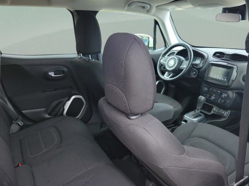 Used 2018 Jeep Renegade Latitude w/ Cold Weather Group image 26