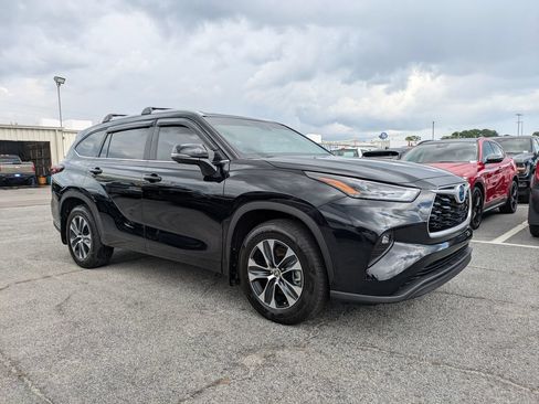 Used 2024 Toyota Highlander XLE FWD image 2