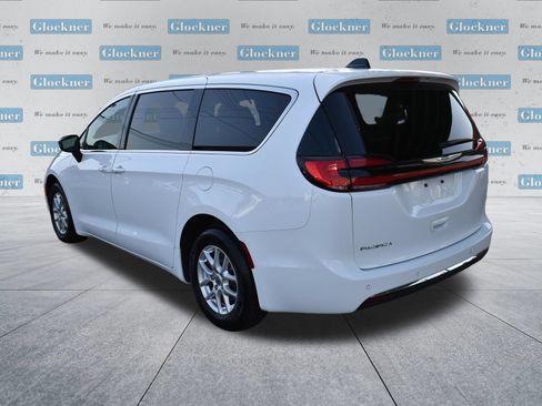 Used 2025 Chrysler Pacifica Select FWD image 8