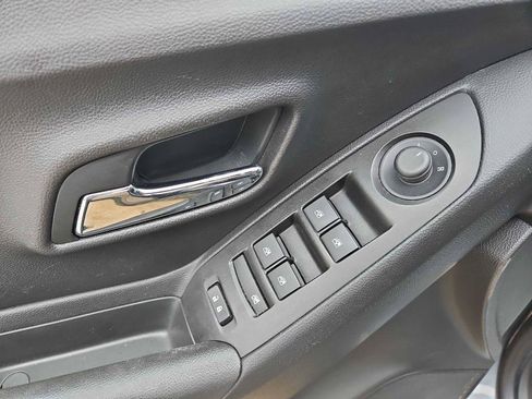 Used 2019 Chevrolet Trax LT w/ LT Convenience Package FWD image 12