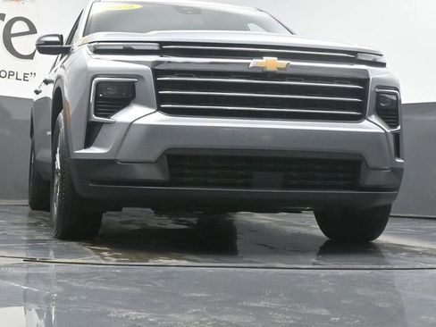 Used 2025 Chevrolet Traverse LT image 3