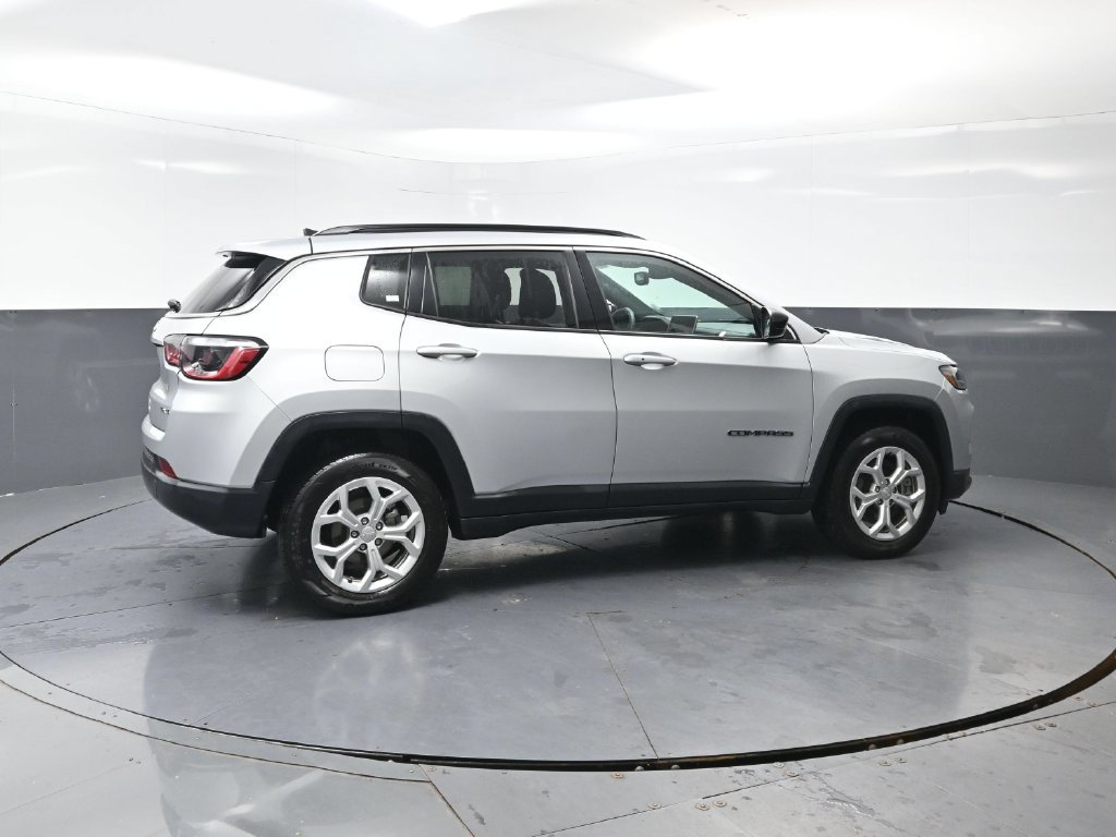 Used 2024 Jeep Compass Latitude AWD/4WD image 3