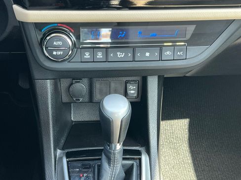 Used 2015 Toyota Corolla LE image 30