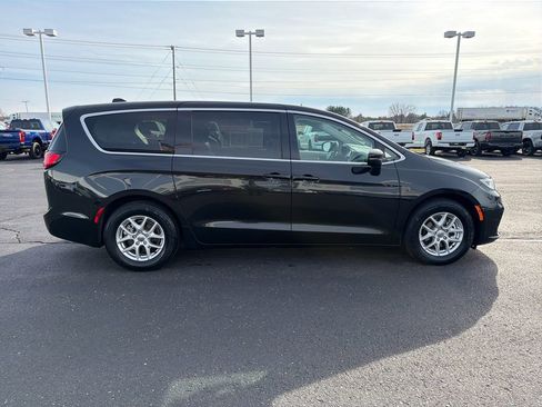 Used 2023 Chrysler Pacifica Touring-L image 6