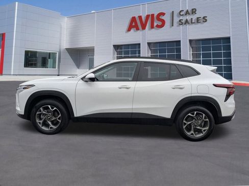 Used 2025 Chevrolet Trax LT w/ LT Convenience Package image 2