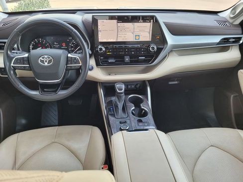 Used 2021 Toyota Highlander Platinum AWD/4WD image 6