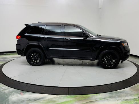 Used 2018 Jeep Grand Cherokee Altitude image 4