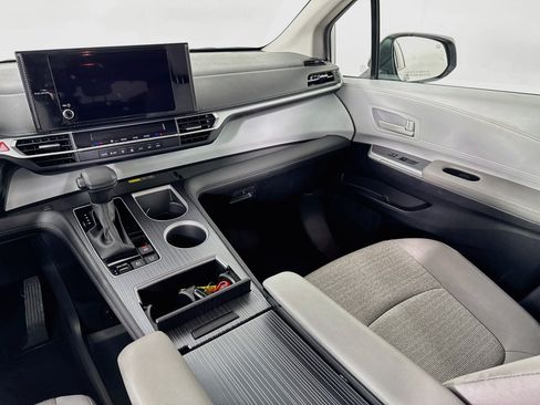 Certified 2025 Toyota Sienna LE FWD image 21
