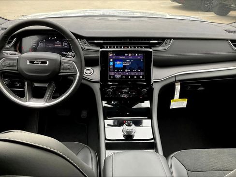 New 2025 Jeep Grand Cherokee Altitude image 5