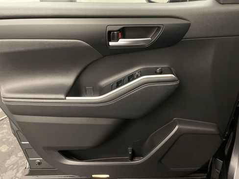 Used 2023 Toyota Highlander XLE image 16