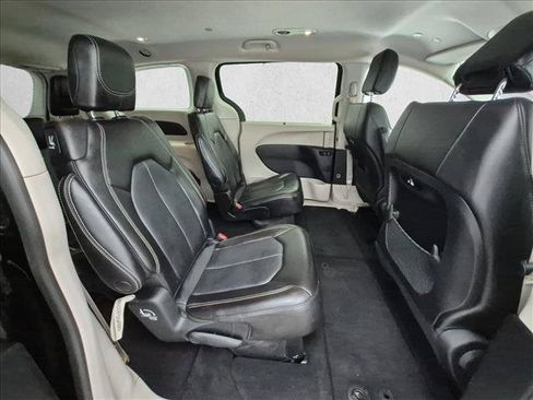 Used 2023 Chrysler Pacifica Touring-L FWD image 22
