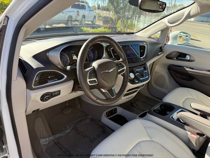 Used 2017 Chrysler Pacifica Touring-L Plus FWD image 10