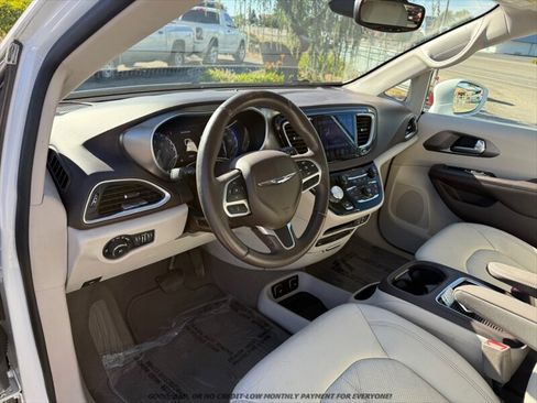 Used 2017 Chrysler Pacifica Touring-L Plus FWD image 10