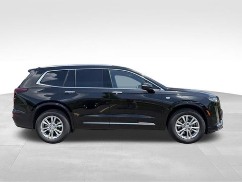 Used 2025 Cadillac XT6 Luxury FWD image 2
