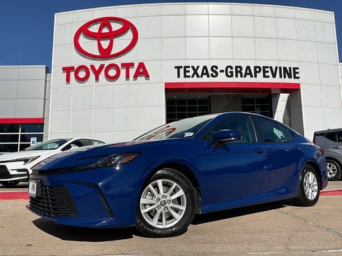 Used 2025 Toyota Camry LE image 2