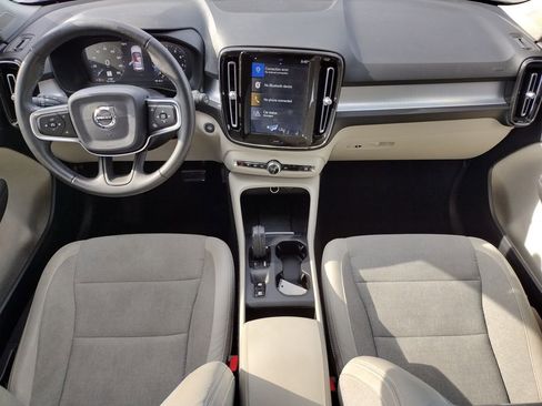 Used 2020 Volvo XC40 T4 Momentum FWD image 7