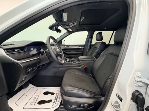 New 2026 Jeep Grand Cherokee Altitude AWD/4WD image 3