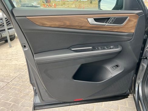 Certified 2025 Volkswagen Atlas SE image 12