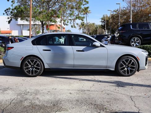 Used 2023 BMW 740i image 18