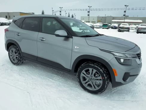 Used 2023 Kia Seltos LX image 2