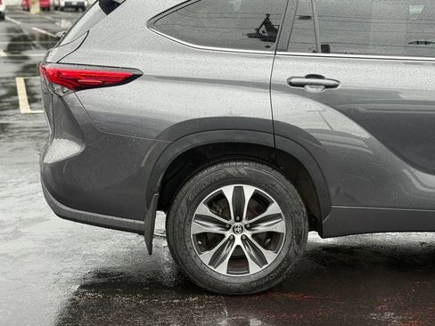 Used 2023 Toyota Highlander XLE AWD/4WD image 7