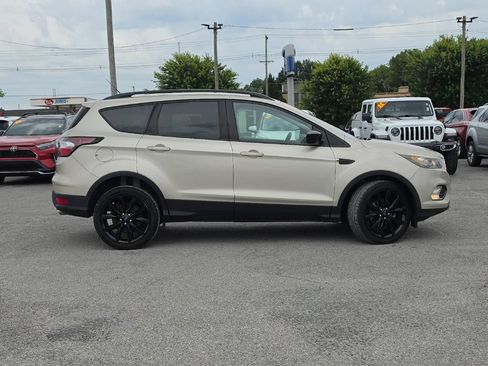 Used 2017 Ford Escape SE w/ Equipment Group 201A FWD image 8