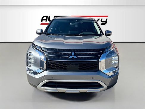 Used 2024 Mitsubishi Outlander SE image 2