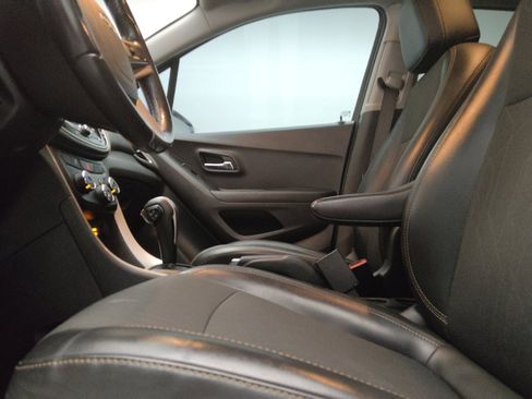 Used 2020 Chevrolet Trax LT w/ LT Convenience Package FWD image 17