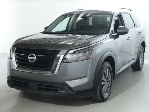 Used 2025 Nissan Pathfinder SV image 4