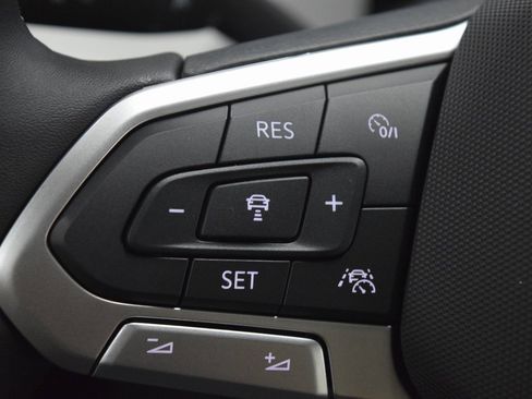 New 2025 Volkswagen Taos SEL image 15