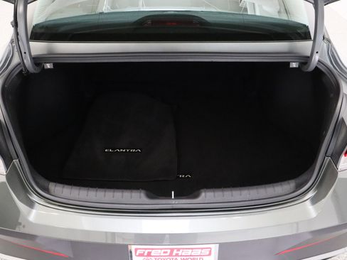Used 2025 Hyundai Elantra SE image 29
