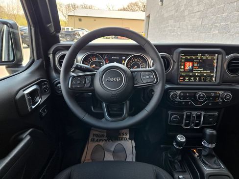 Used 2023 Jeep Gladiator Sport AWD/4WD image 37