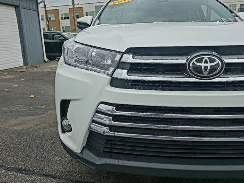 Used 2017 Toyota Highlander Limited image 3