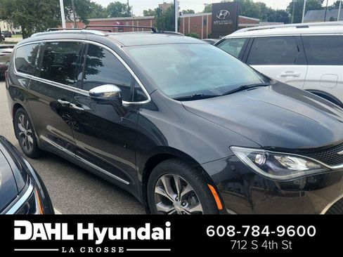 Used 2017 Chrysler Pacifica Limited w/ UConnect Theater Package FWD image 1