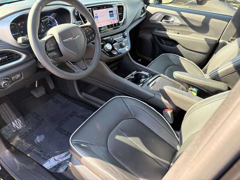 Used 2025 Chrysler Pacifica Premium FWD image 9
