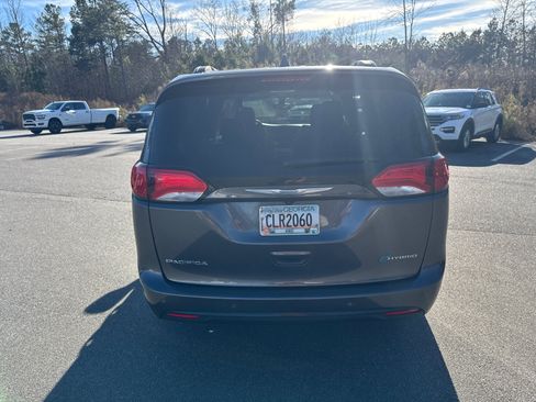 Used 2018 Chrysler Pacifica Touring-L image 6