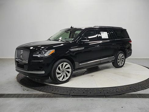 Used 2023 Lincoln Navigator L Reserve AWD/4WD image 4