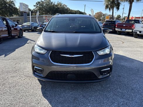 Used 2022 Chrysler Pacifica Touring-L image 8