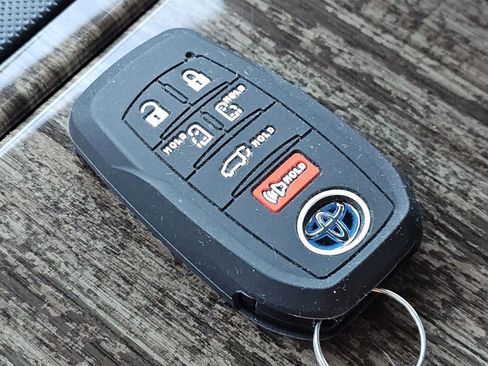 Used 2025 Toyota Sienna Limited image 28