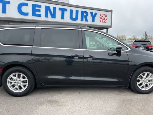 Used 2022 Chrysler Pacifica Touring-L FWD image 17