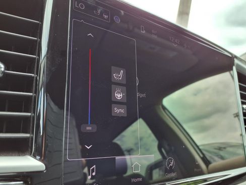 Used 2023 Chrysler Pacifica Touring-L FWD image 5