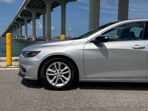 Used 2018 Chevrolet Malibu Hybrid w/ Leather Package FWD image 3