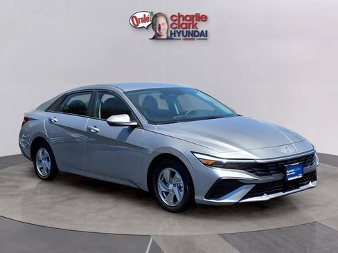 Certified 2025 Hyundai Elantra SE w/ Cargo Package FWD image 7