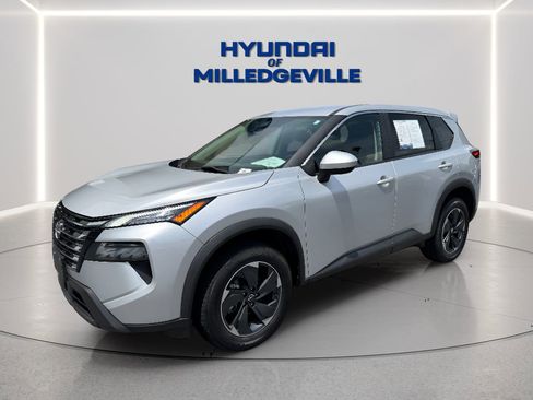 Used 2024 Nissan Rogue SV AWD/4WD image 2