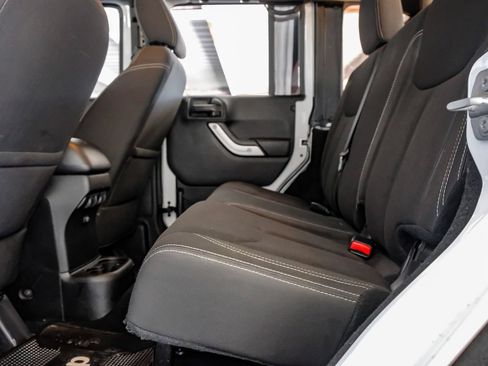 Used 2016 Jeep Wrangler Unlimited Sahara w/ Connectivity Group AWD/4WD image 35