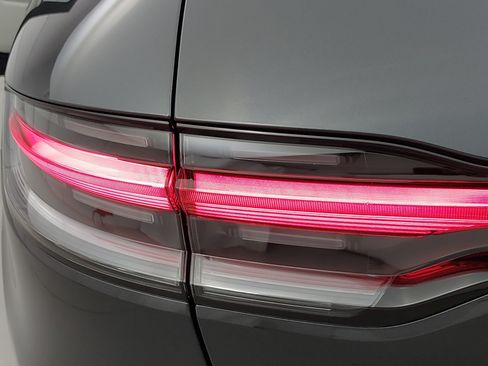 Certified 2026 Porsche Macan AWD/4WD image 37