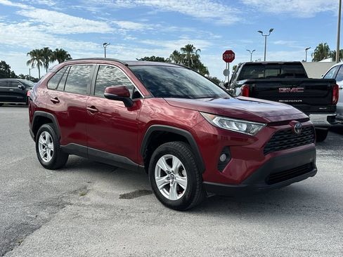 Used 2020 Toyota RAV4 XLE w/ Convenience Package FWD image 2